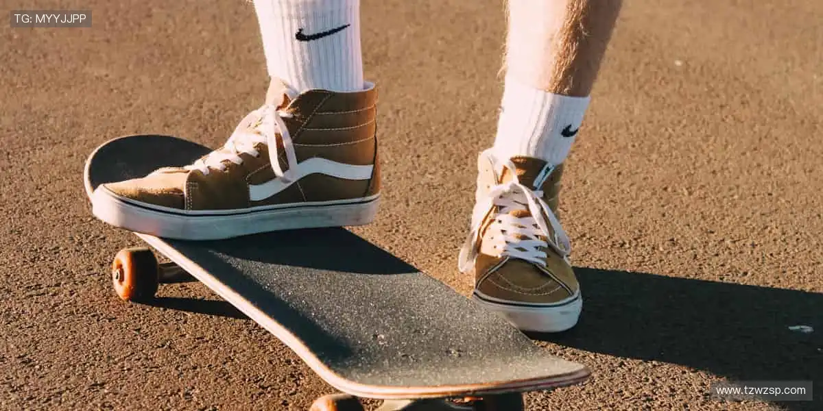 🎧官方正品周边直供，把赛场荣耀穿在身上！🏅